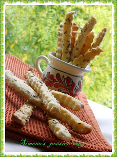 Saratele cu telemea, susan si seminte de in