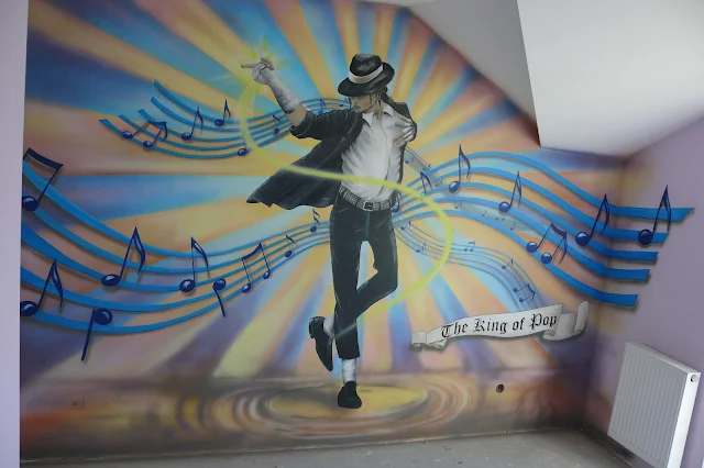 Aranżacja pokoju nastolatki, malowanie obrazu ściennego na ścianie Michael Jackson, Warszawa