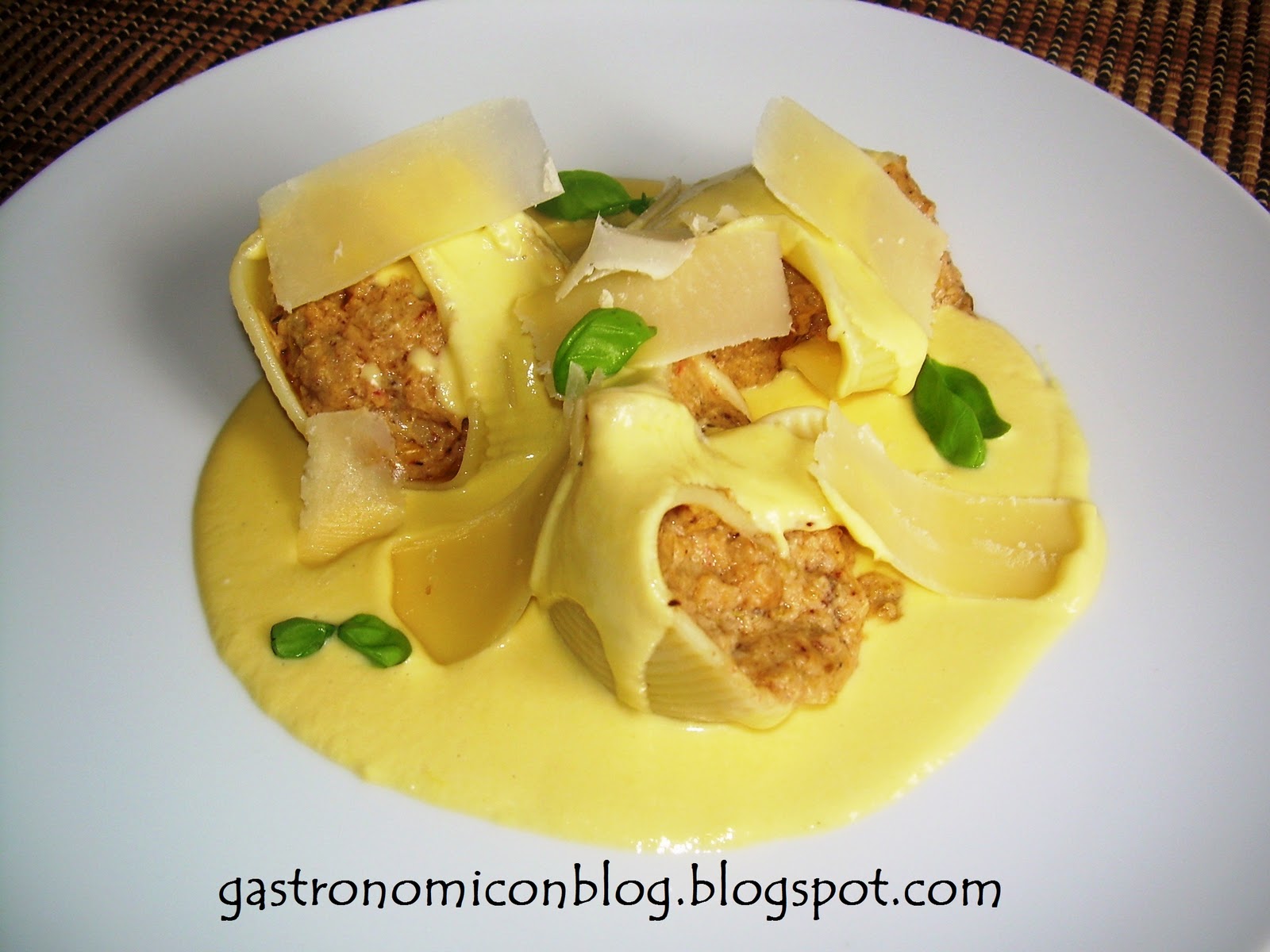 Gastronomicón "Galets" rellenos de marisco con salsa de