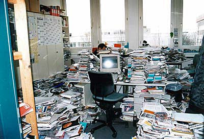 unordentliches Büro Arbeitsplatz witzig unordentliches Büro Arbeitsplatz witzig