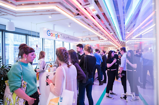 Menschen in einer Google Zukunftswerkstatt