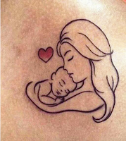 tatuaje madre abrazando hijo