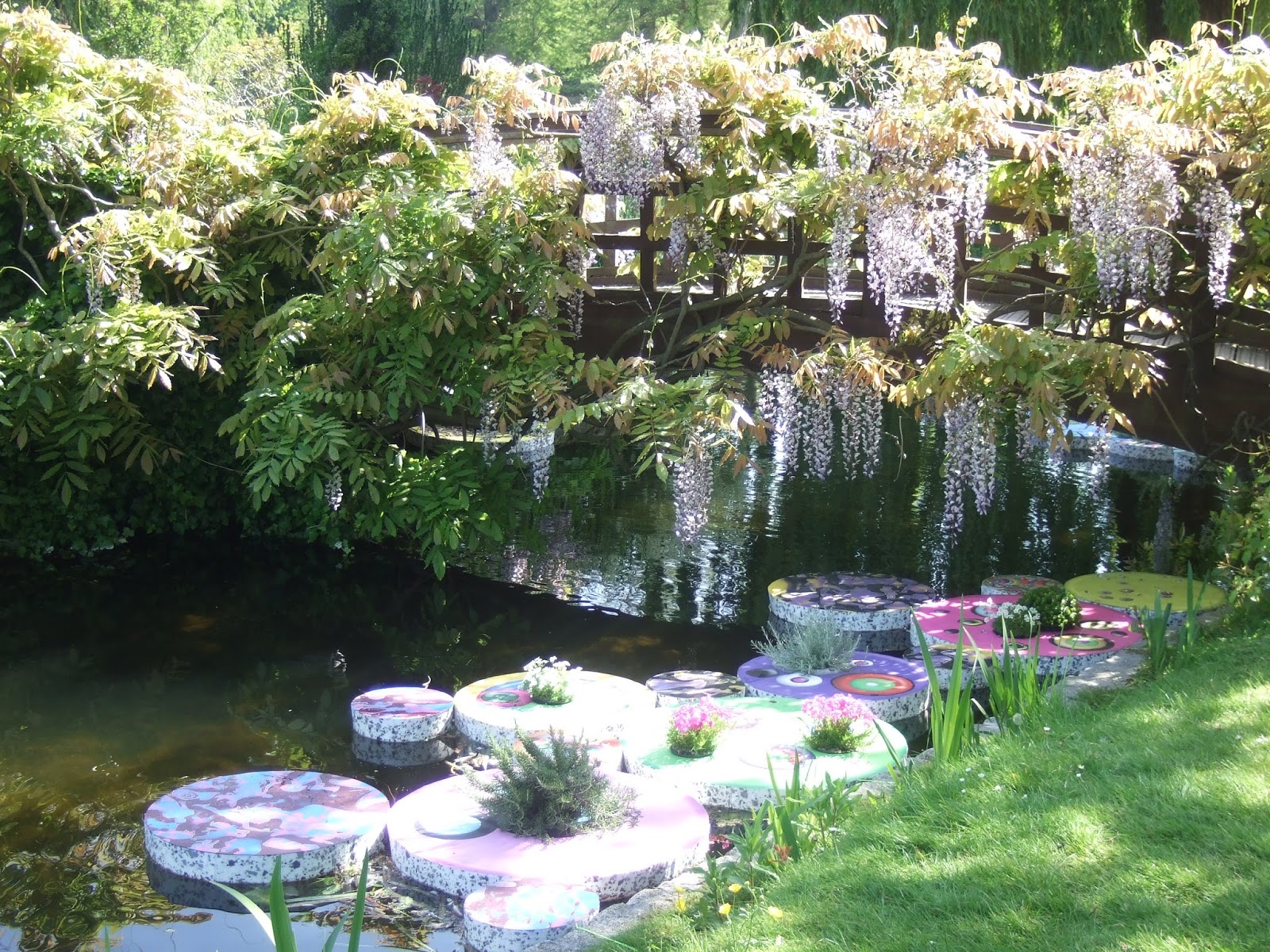 TRAVEL IN A GARDEN Floating Garden, Regent's Park, London.