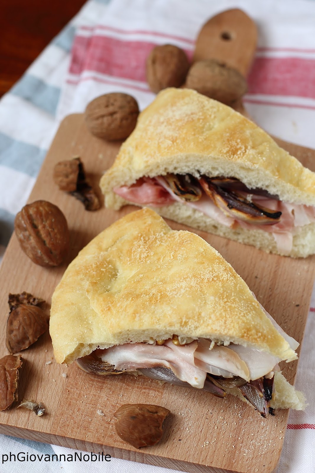 Tranci di focaccia farciti con prosciutto cotto Lenti & Lode Cuore, scalogni caramellati e noci