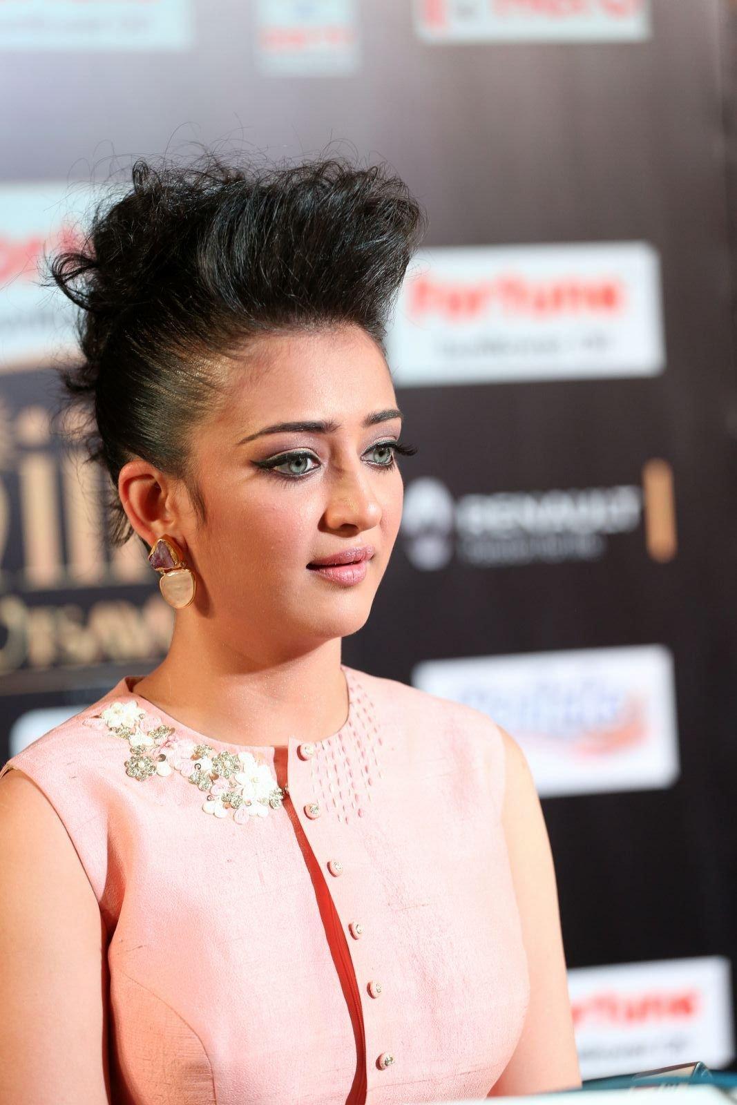 Yeh Rishta Kya Kehlata Hai actress Hina Khan is giving her fans brand new  hair styling goals! | India.com