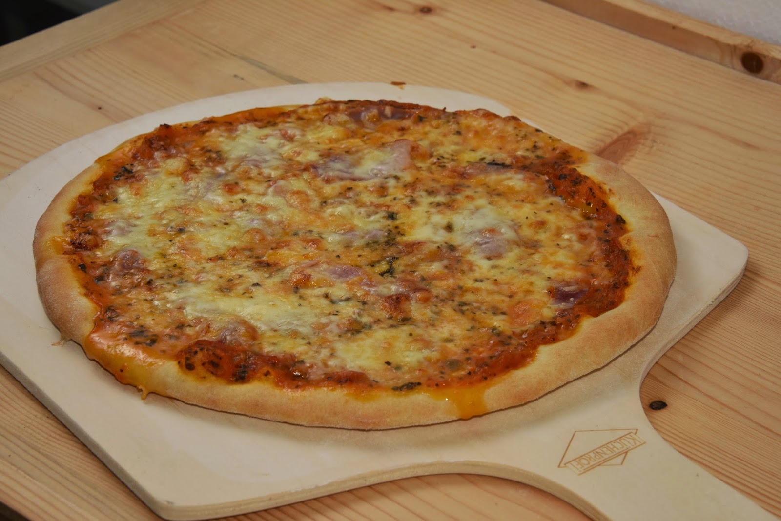 Pizza auf Stein gebacken - Kövön sült pizza