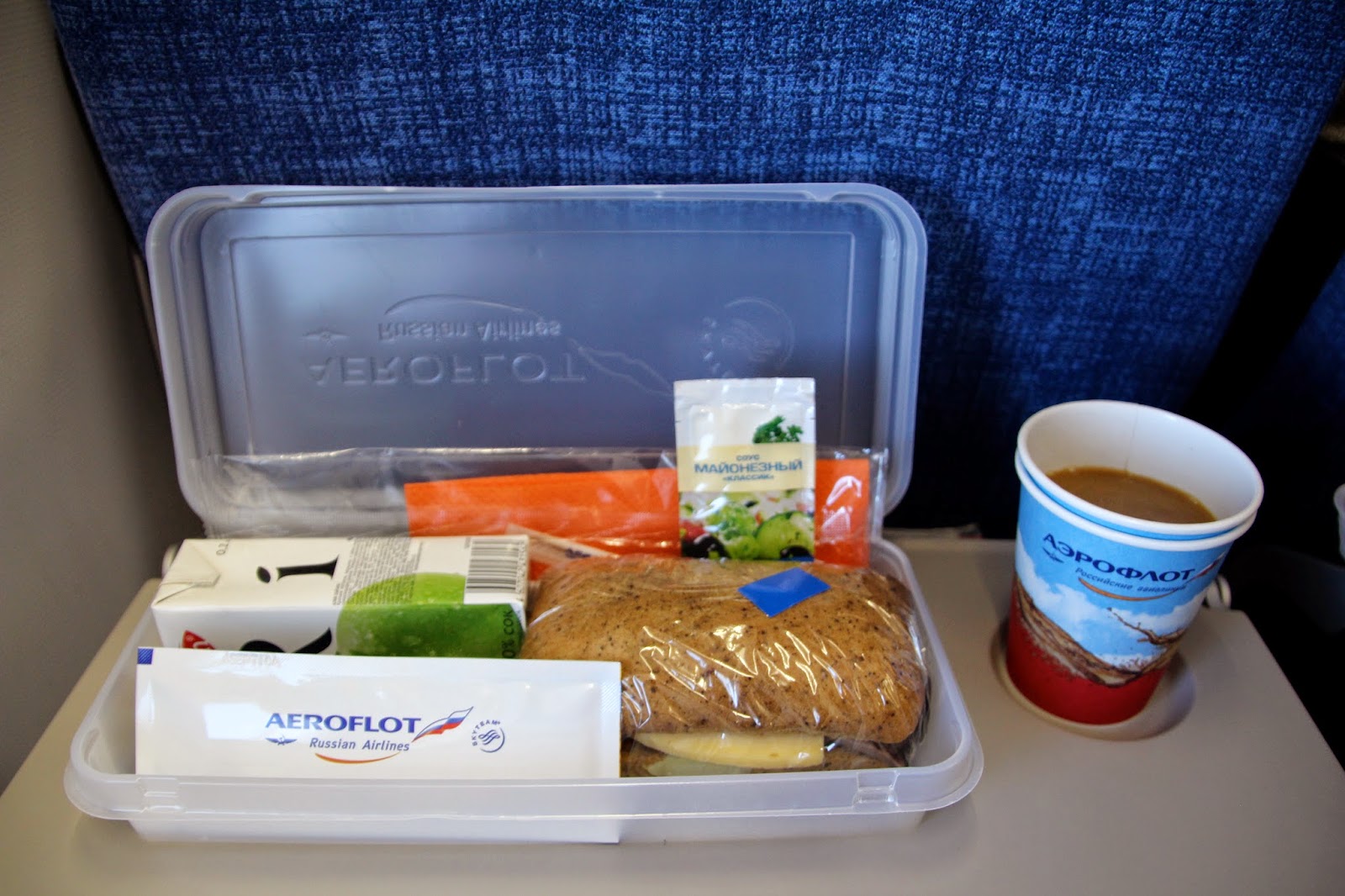 Вода в самолете аэрофлот. Сэндвич Аэрофлот. Питание на рейсе Аэрофлота. Питание в самолете Аэрофлот. Аэрофлот питание сэндвичи.