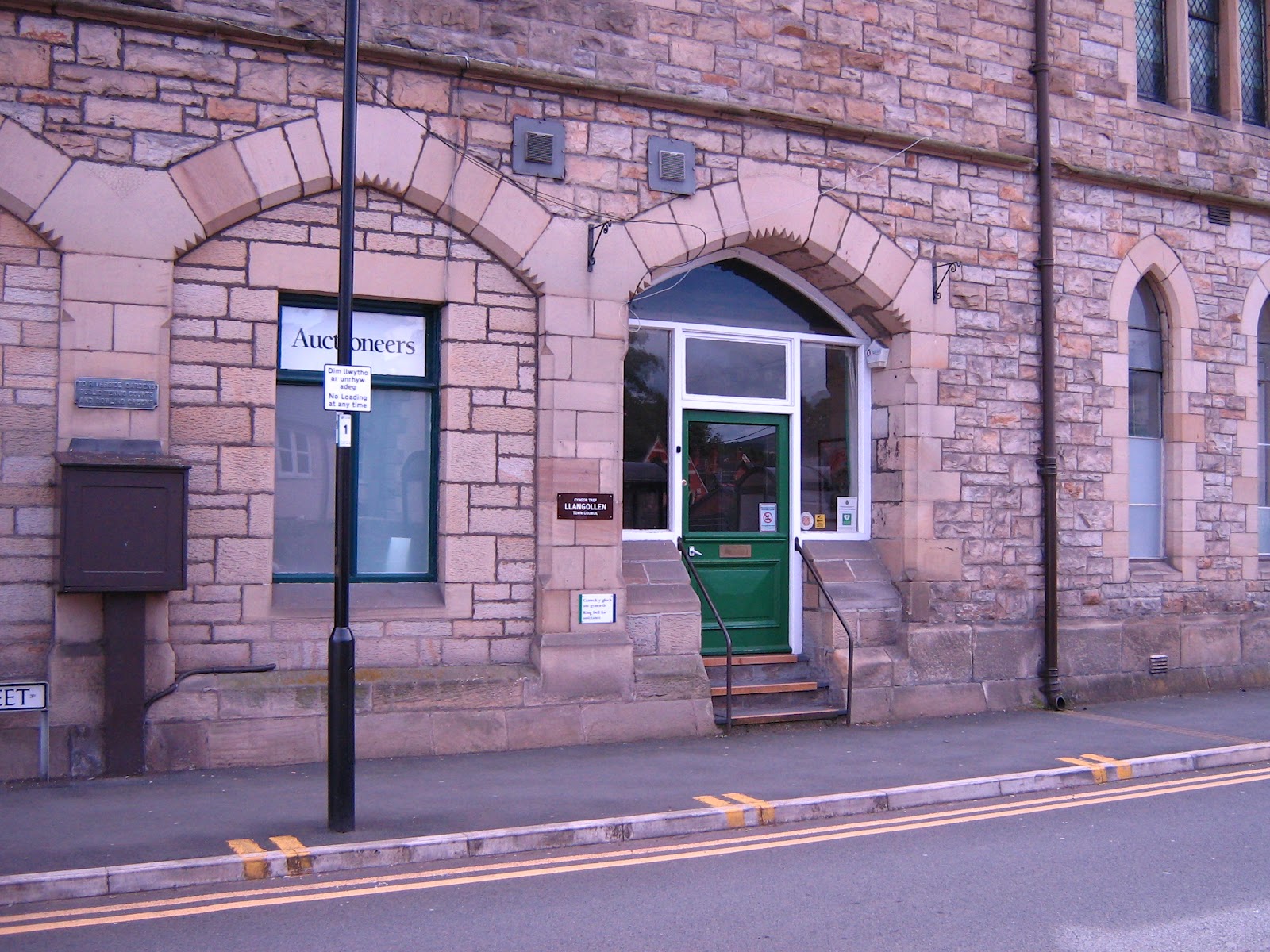 Llanblogger contact Llangollen Town Council meets