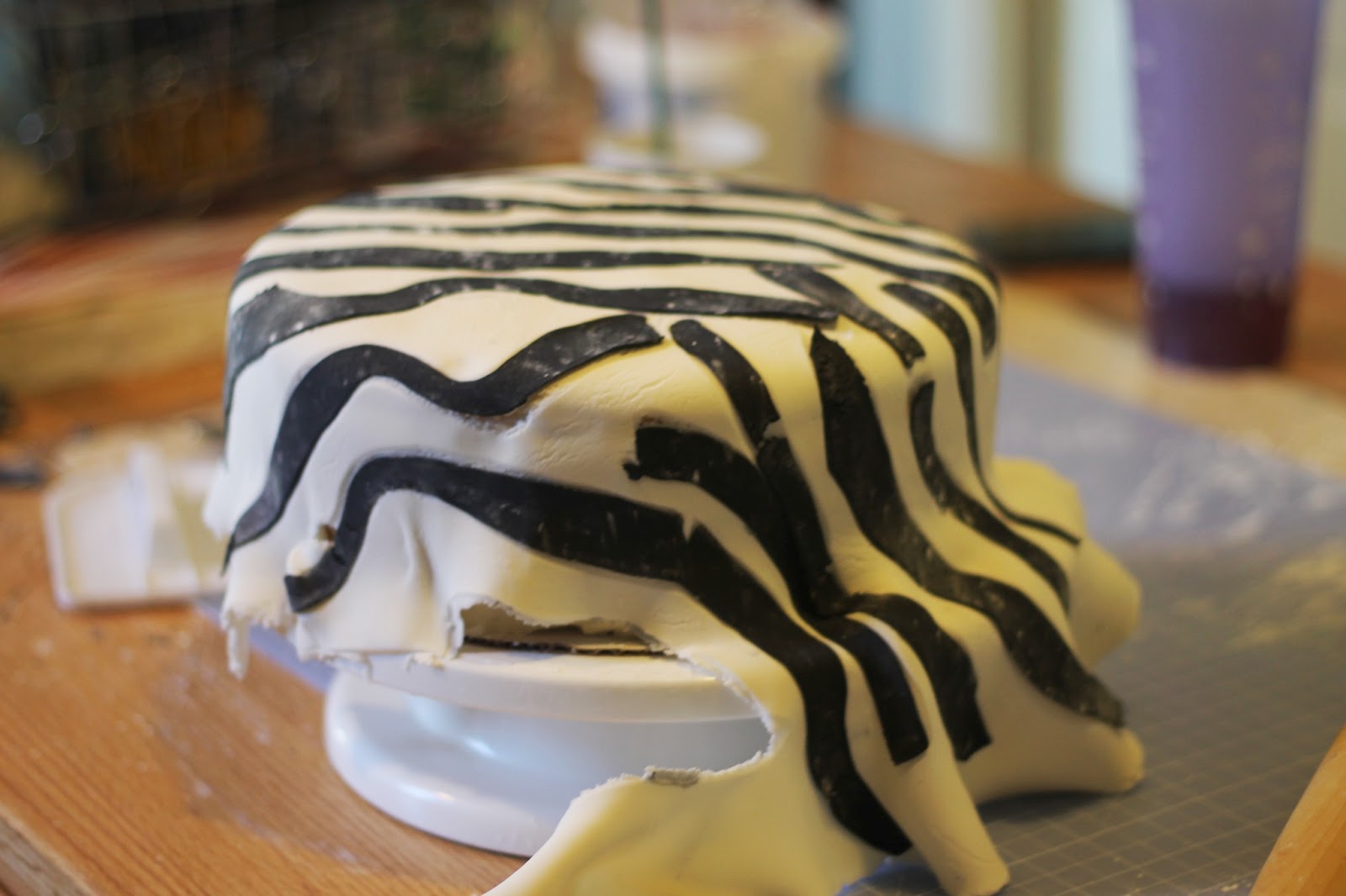 LaLa Cake How to make Zebra Striped Fondant and a Fondant High Heel Shoe!