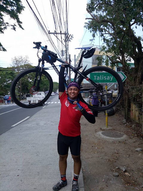 This Man is Just a Simple Biker but Find Out Why People Are Calling Him "Parang Anghel na Nahulog sa Lupa" Here! This Man is Just a Simple Biker but Find Out Why People Are Calling Him "Parang Anghel na Nahulog sa Lupa" Here!