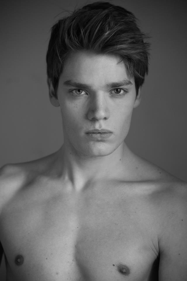 The Stars Come Out To Play: Dominic Sherwood - Shirtless Photoshoot