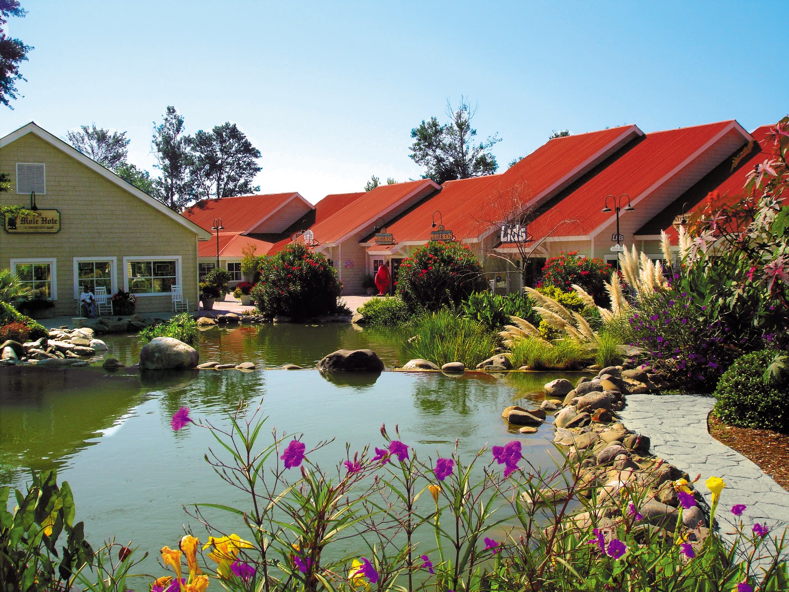 Barefoot Happenings to Barefoot Landing!