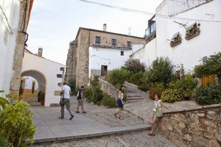 Los ‘Caminos de Sefarad’ hacen parada en Cáceres Con el expediente de declaración de Bien de Interés Cultural del barrio judío aún en curso, la ciudad asume hasta diciembre la presidencia de la Red de Juderías. Los Caminos de Sefarad hacen parada en Cáceres, concretamente hasta el próximo mes de diciembre. Desde ayer y hasta entonces la capital ostentará la presidencia rotatoria de seis meses de la Red de Juderías de España, un colectivo sin ánimo de lucro que aglutina a 24 municipios de todo el país y que pretende defender el patrimonio del legado judío.