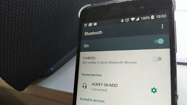 Samsung AUKEY Eclipse Bluetooth Lautsprecher 20W Verstärkender Bass mit 12 Stunden Spielzeit und Oberfläche aus Netzgewebe für iPhone iPad Echo Dot Android Phones usw