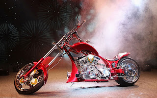 Rode custom motorfiets met rook tijdens opening