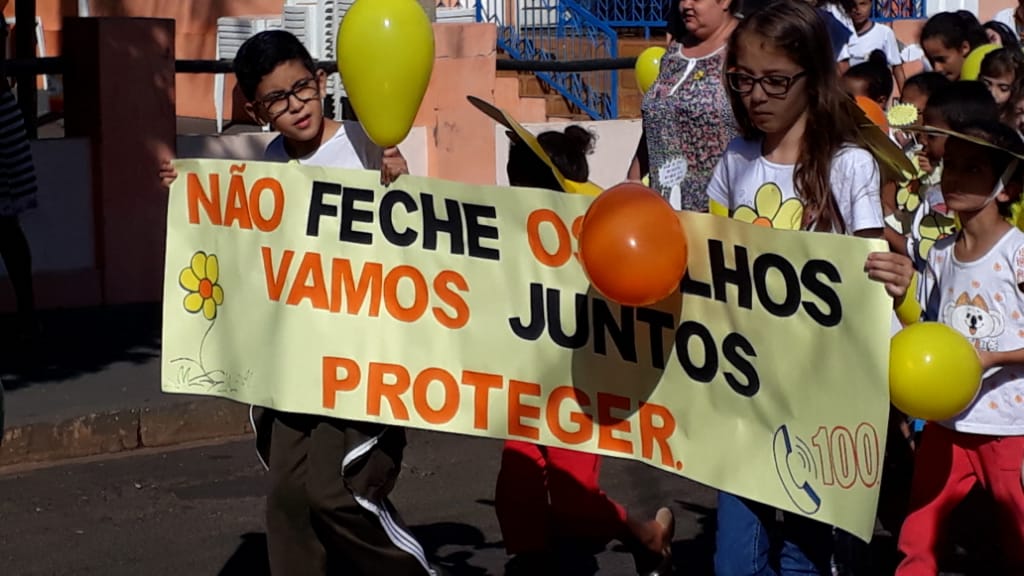 Crianças e adolescentes participam de caminhada em Cajobi contra violência sexual Crianças e adolescentes participam de caminhada em Cajobi contra violência sexual