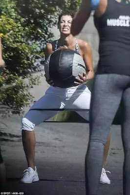 2 So that's how she does it? See pics of Nicole Murphy sweating it out
