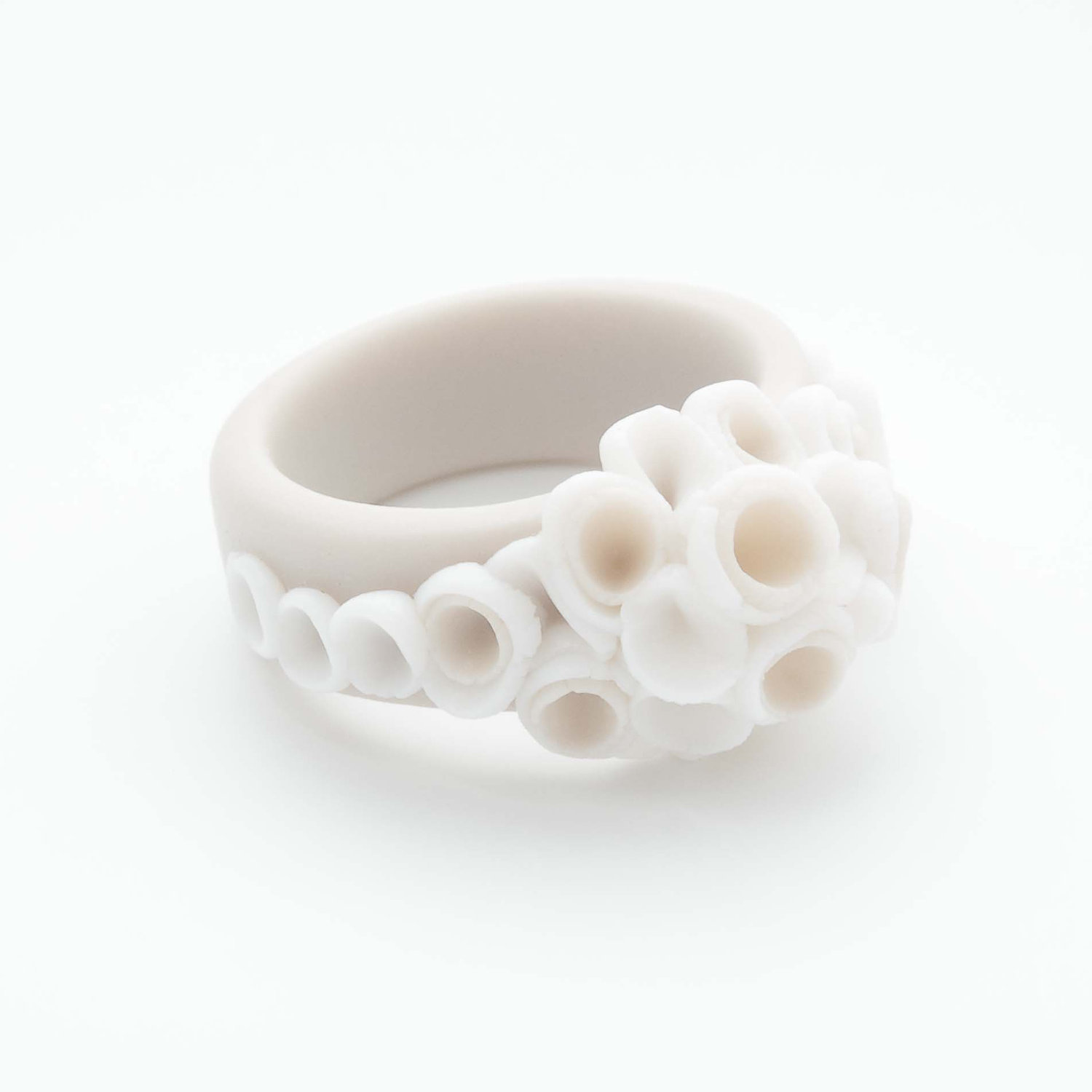 Купить керамические женские. Керамические украшения. Керамическое кольцо. Бижутерия из керамики. Керамические украшения кольца.