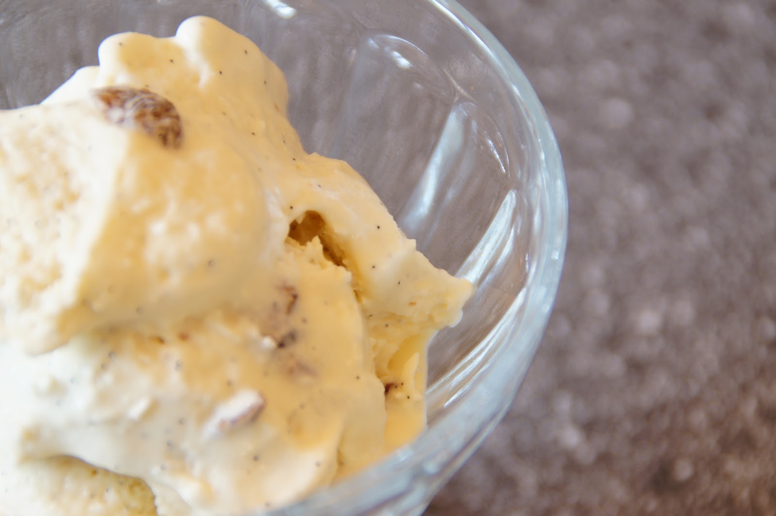 Rom Rosin Iskrem Servert På En Tallerken