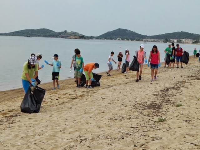 Καθαρισμός ακτών από τους μαθητές του 1ου Δημοτικού Σχολείου Νέας Περάμου σε συνεργασία με τον δήμο Παγγαίου