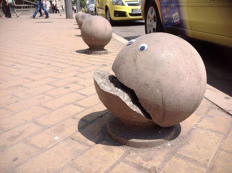 Guy Puts Googly Eyes On Broken Street Objects And The Result Is Hilarious