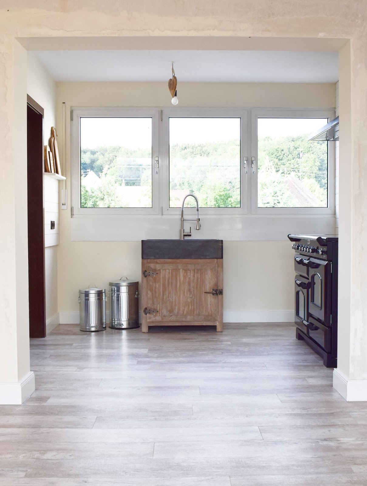 Diy Wandregal Und Erste Einblicke In Neue Küche Eclectic Hamilton Landhaus Küche Interior Country Kitchen Wenko Abfalleimer Spülstein Rangecooker Falcon Nostalgischer Herd Nostalgie
