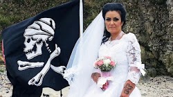 Μία 46χρονη γυναίκα από το Downpatrick της Βόρειας Ιρλανδίας είχε έναν παράξενο γάμο με ένα φάντασμα πειρατή 300 ετών που λέει ότι έγινε &qu...