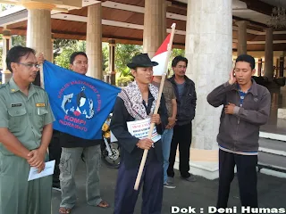 Berita Indramayu : Pejuang Pelestarian Lingkungan Melakukan Aksi di Pendopo Indramayu