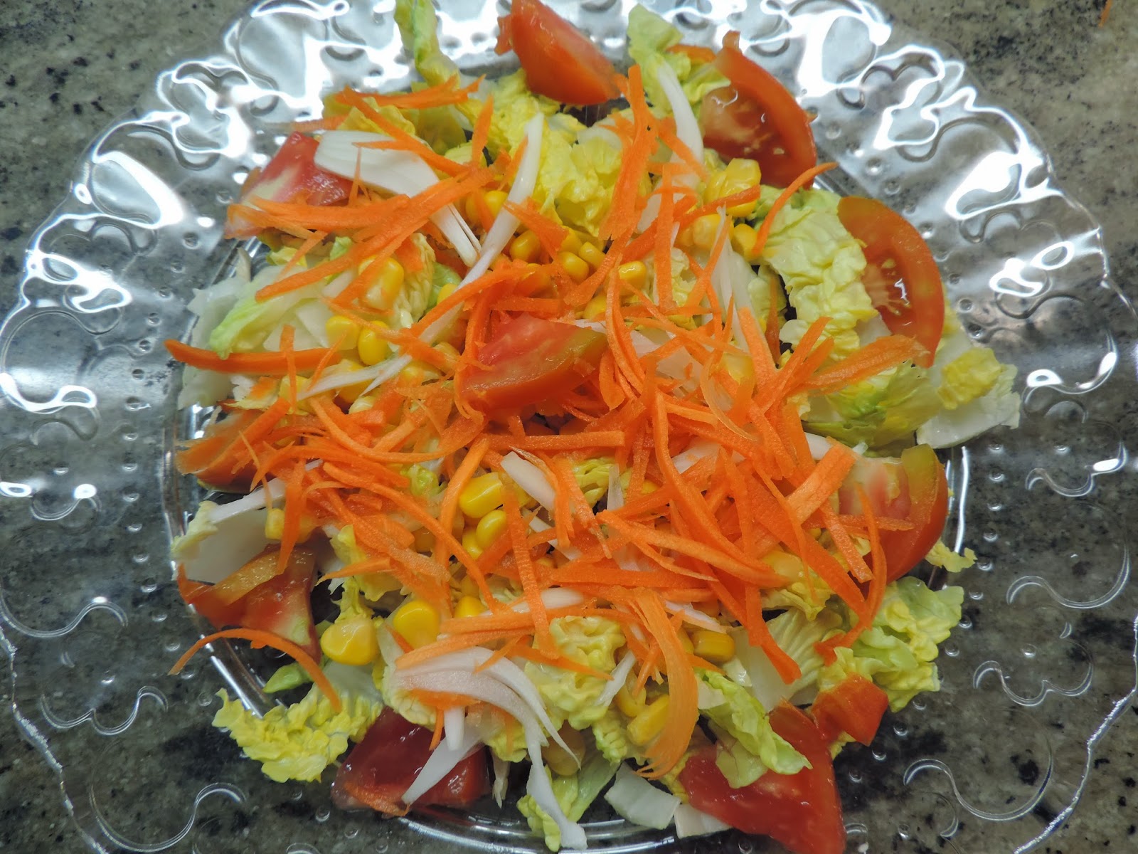 COCINANDO CON MARIBEL: Ensalada de lechuga, tomate, maíz, zanahoria ...