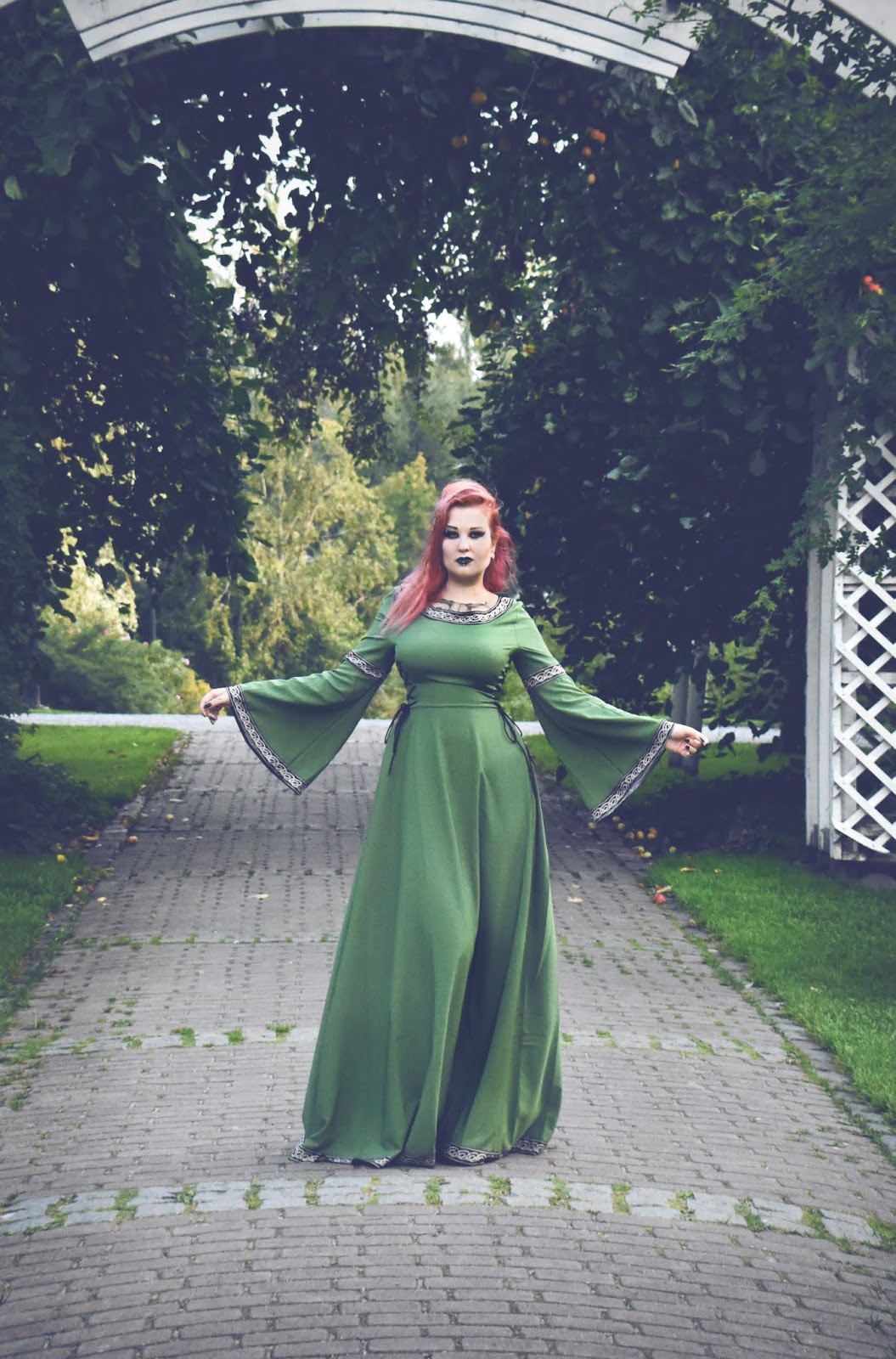 Luurankoja kaapissa C for Celtic witch