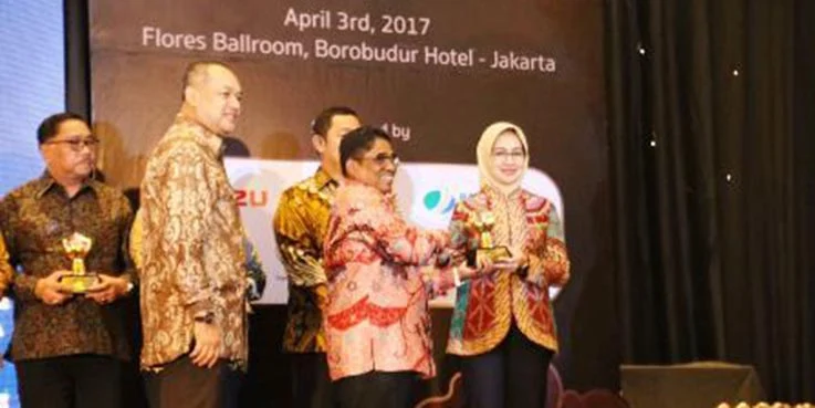 Wali Kota Tangerang Selatan Airin Rachmi Diany menerima penghargaan Sindo Weekly Government Award 2017.