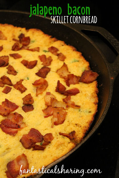 Jalapeno Bacon Skillet Cornbread // This cast iron cornbread is easy to make and has a hint of spice and salty bacon to boot! #recipe #cornbread #bacon #jalapeno