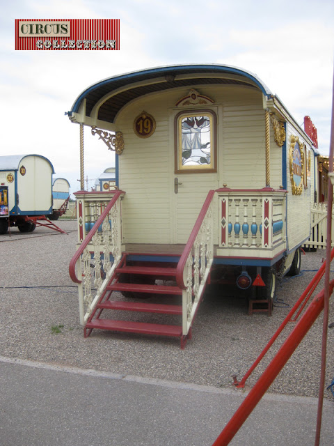 petite roulotte d'habitation à l'antre du cirque Roncalli 