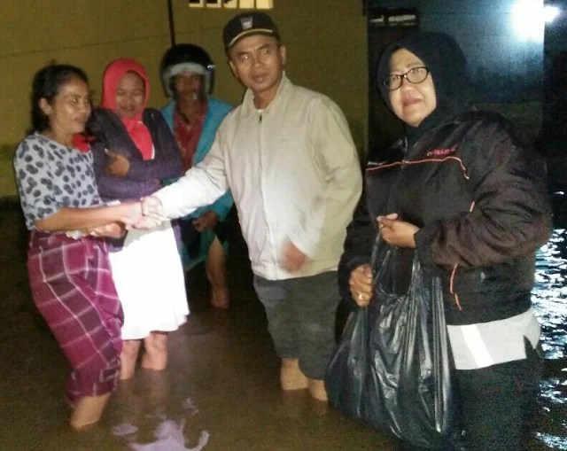 Tim Emzalmi-Desri Bantu Korban Banjir Gunung Sangku