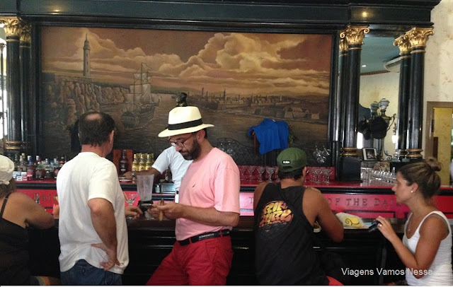 homem fumando charuto no bar El Floridita