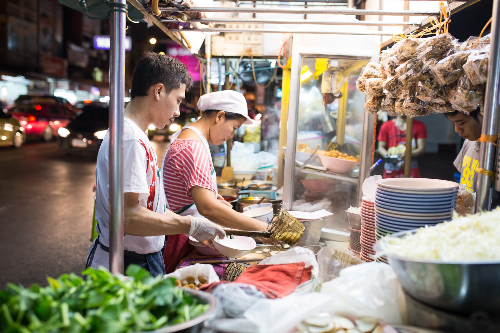 Thai streets. Стрит фуд Тайланд. Бангкок уличная еда. Китайский рынок. Уличная еда в Китае.