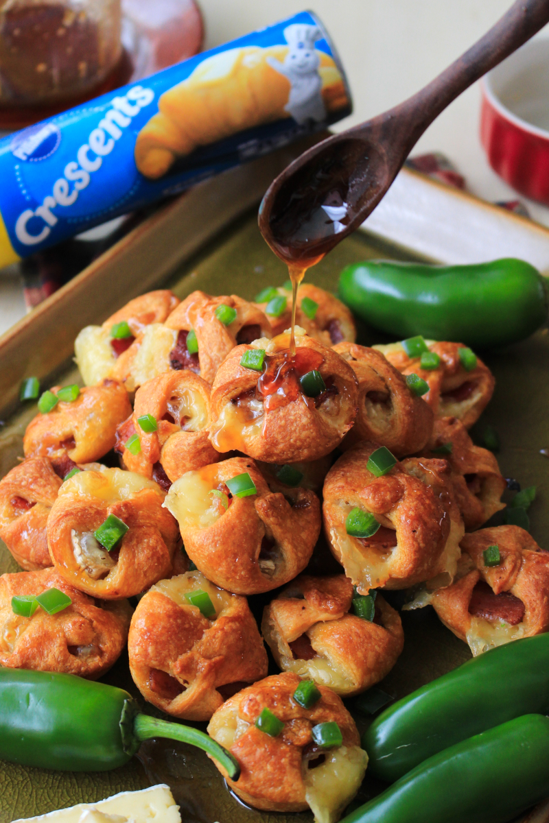 Brie, Bacon, and Apricot Jam Crescent Bites made with Pillsbury Crescent Rolls are the perfect little-bite appetizer to share with friends and family at your next holiday celebration or party. #ad #MadeAtHome #PillsburyBakeOff  #appetizer