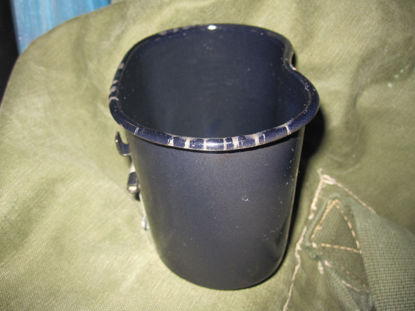 bingbabel WW2 Black Enamel Porcelain Canteen Cup 1942