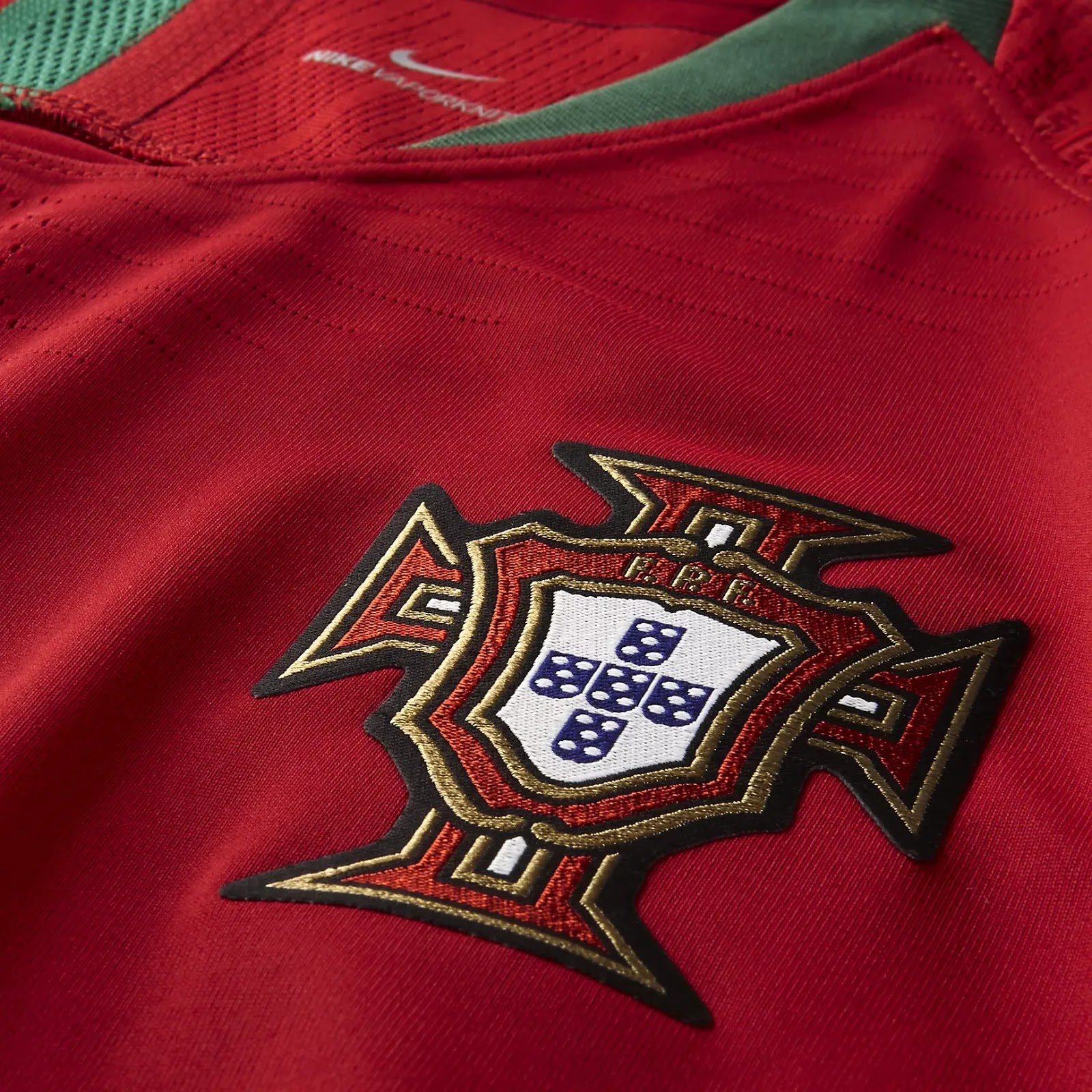 Download Camisa Branca Da Seleção De Portugal Background