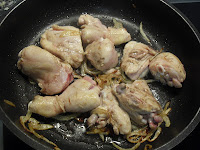 Dorando el pollo con la cebolla.