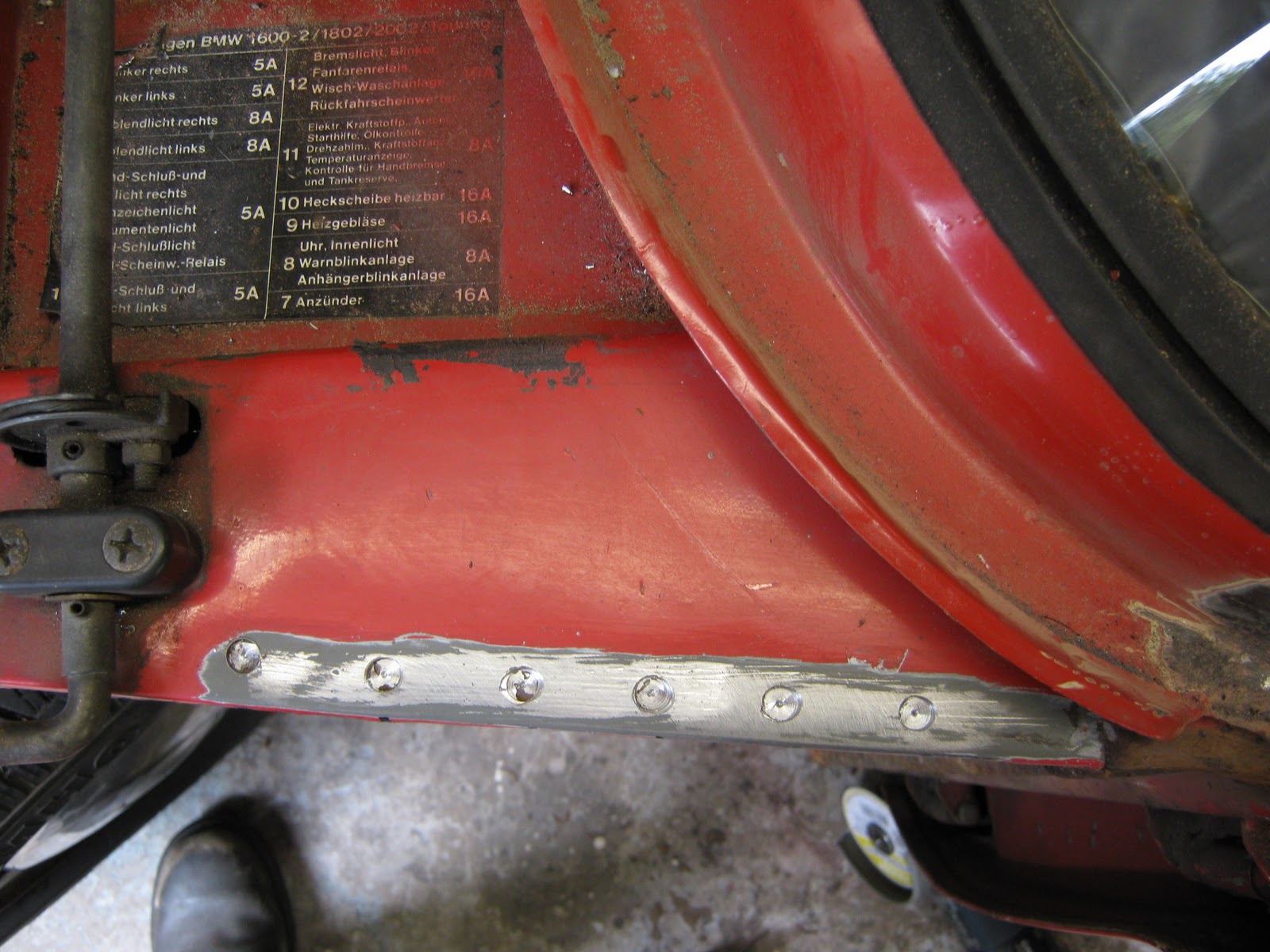 '72 2002 BMW in NZ Inner Fender Panel Removal