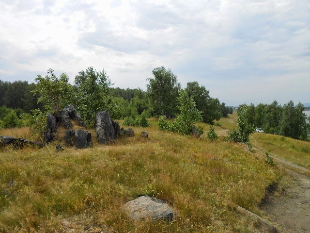 Каменные останцы у дороги на берегу озера Большие Касли