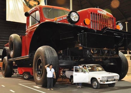 gambar truk terbesar di dunia-merah