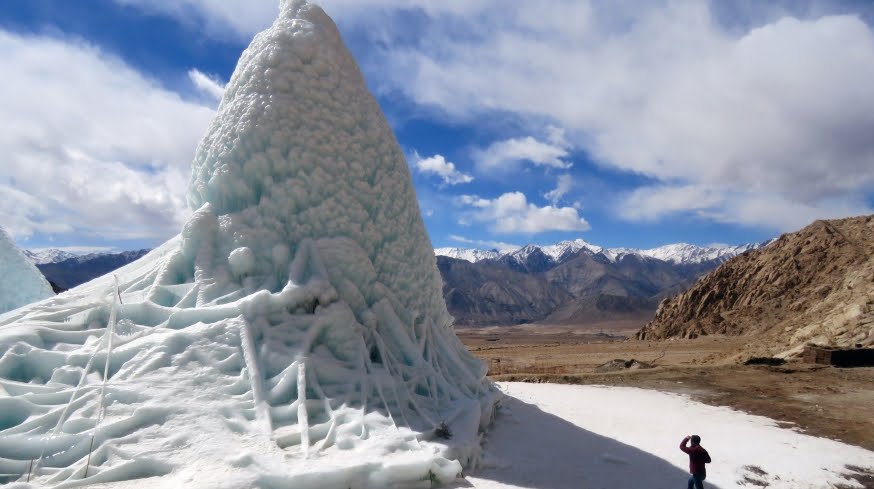 Creano incredibili ghiacciai artificiali che forniscono acqua fresca, ecco gli Ice Stupa | Video YouTube.