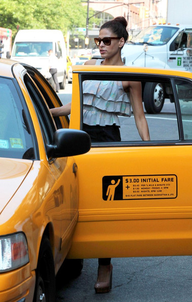 Eva Mendes Gets a Cab in NYC
