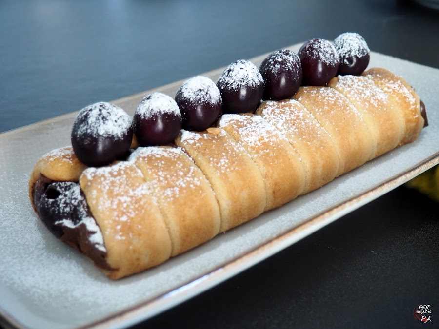 Brazo de bizcochos de soletilla (savoiardi) con relleno de cerezas y mousse de chocolate