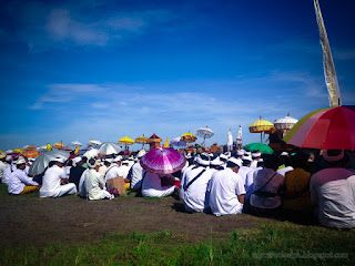 Ringdikit Villagers Are Waiting For Praying In The Heat Of The Sun During Melasti Ceremony The Day Before Nyepi At Labuhan Aji Beach
