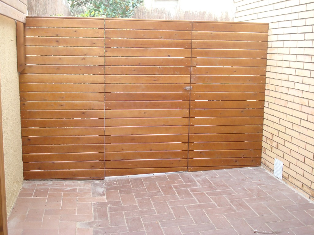 Carpinteria FustMar: Puerta de acceso al jardin