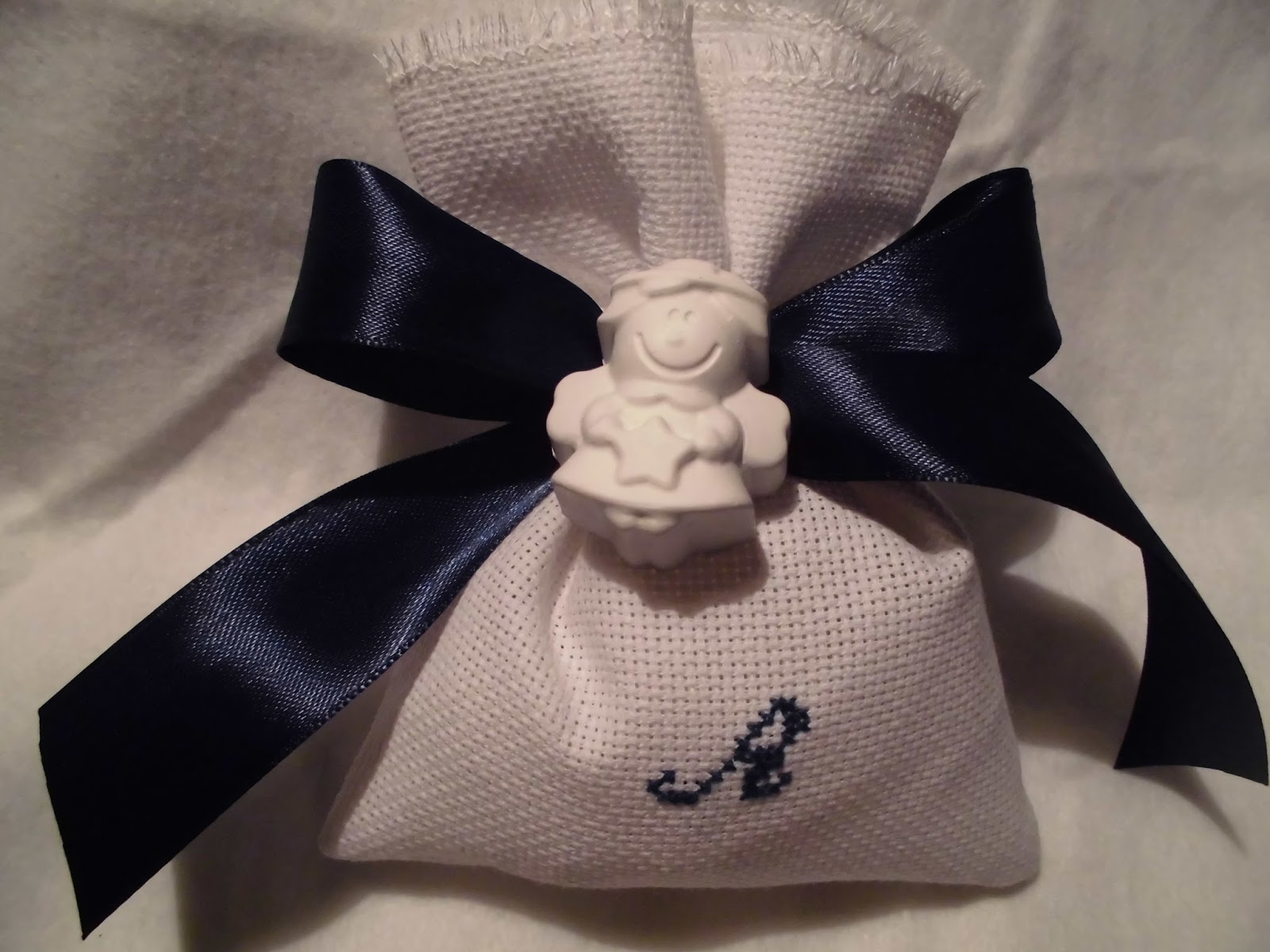 Bomboniere Ricamate di Sara bomboniera comunione maschietto