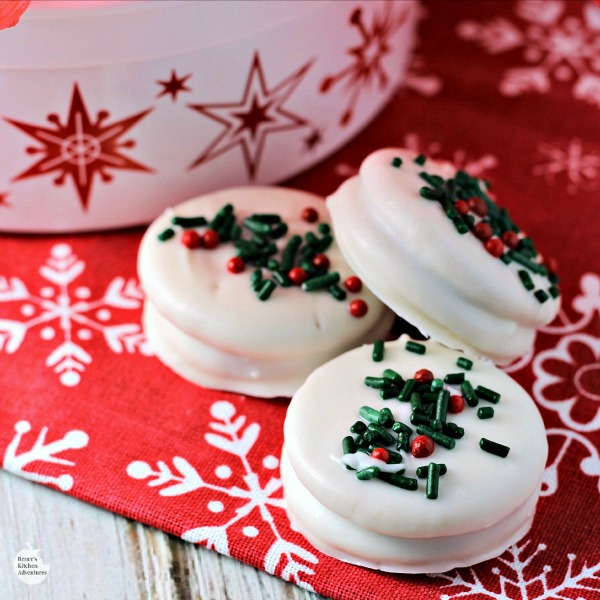 White Chocolate Covered Gingerbread OREOS | by Renee's Kitchen Adventures - Easy recipe for a quick sweet holiday treat perfect for enjoying or giving as a gift!